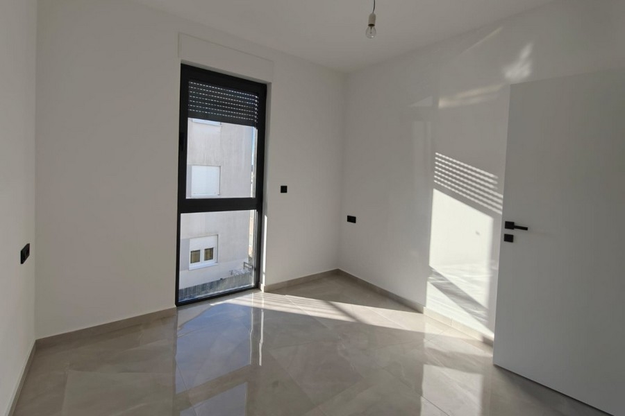 Zimmer mit Fenster und viel Tageslicht