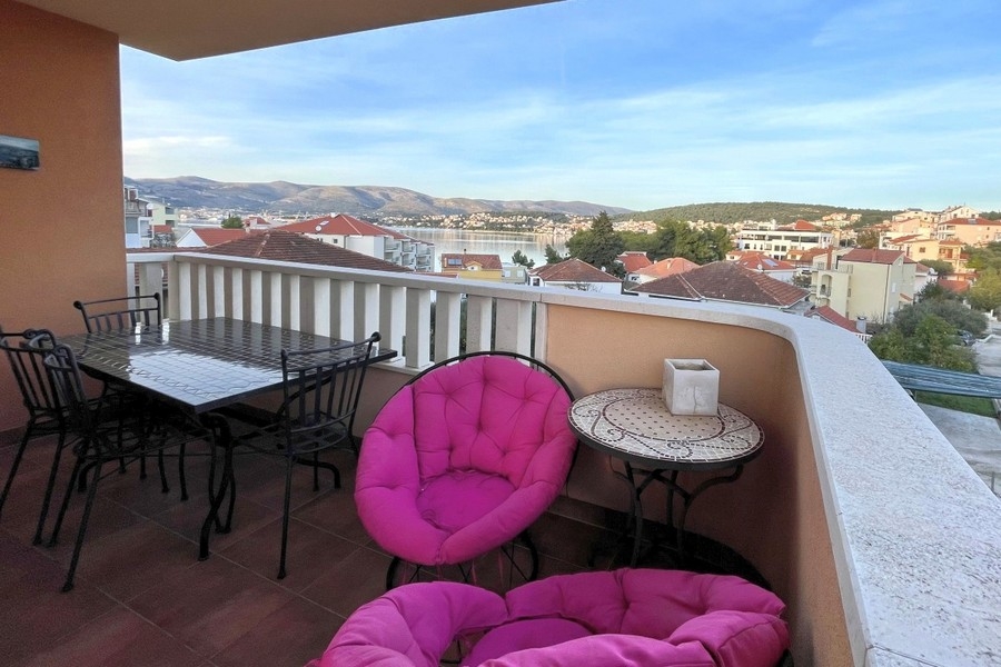 Überdachter Balkon mit Meerblick auf Ciovo