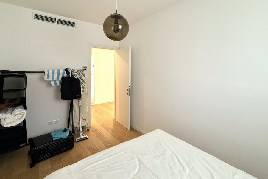 Zimmer mit Zugang zum Flur