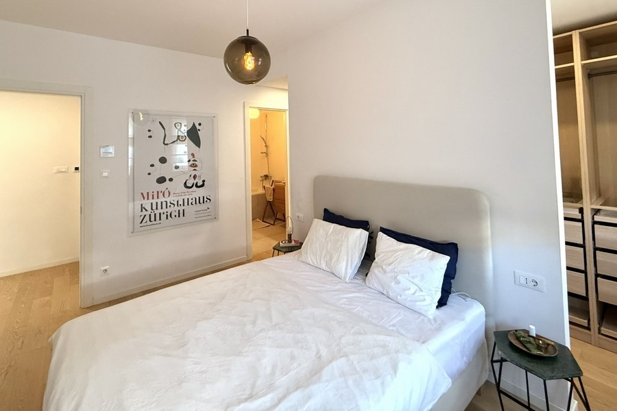 Helles Schlafzimmer mit Doppelbett