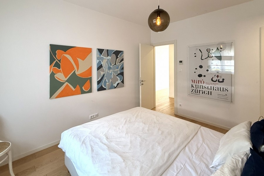 Schlafzimmer mit moderner Wandgestaltung