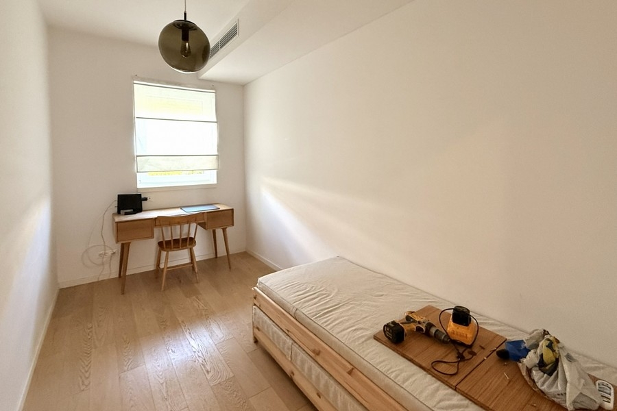 Zimmer mit Arbeitsplatz am Fenster