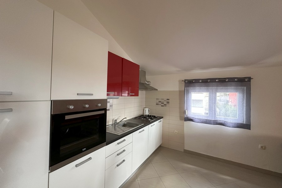 Moderne Küche mit Backofen