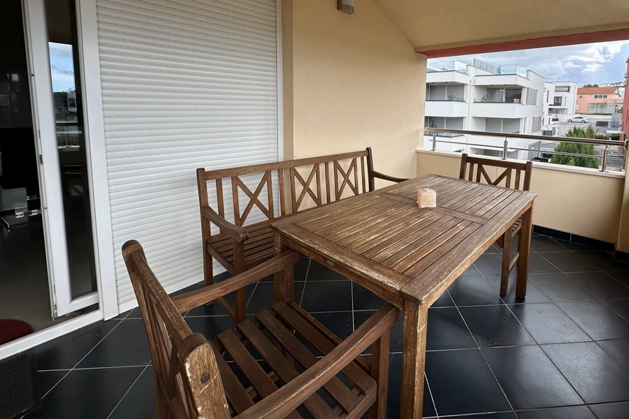 Überdachte Terrasse mit Meerblick in Kroatien