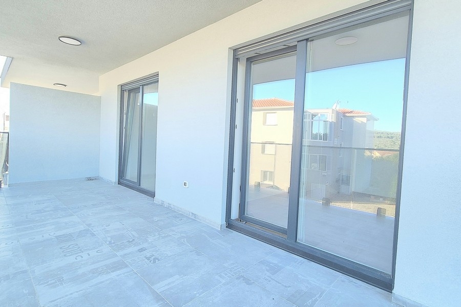 Heller Wohnbereich mit Terrassenzugang