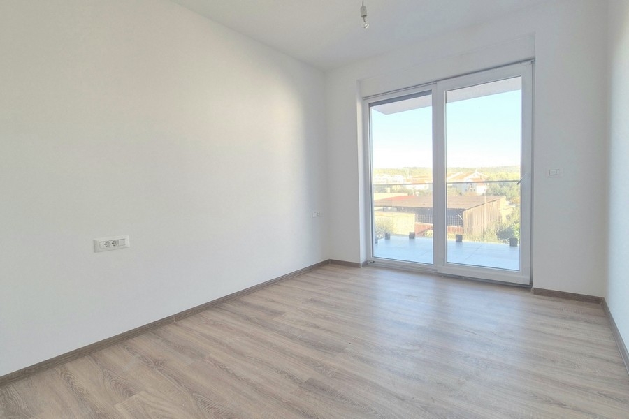 Zimmer mit Holzboden und Fenstertür