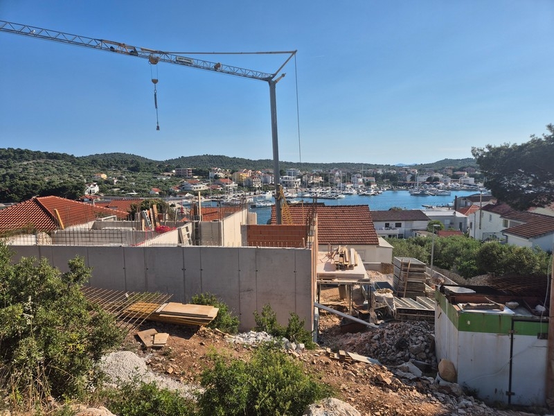 Panoramablick auf Meer und Ort in Jezera Kroatien