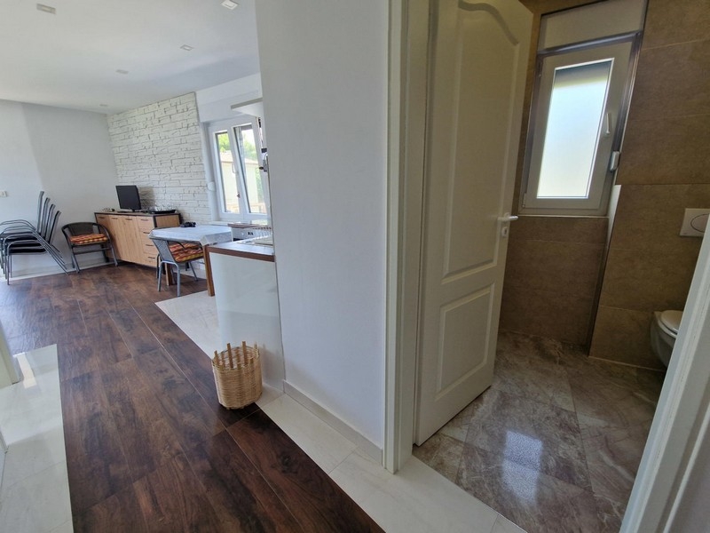 Flur mit Blick in den Wohnbereich der Wohnung in Kroatien