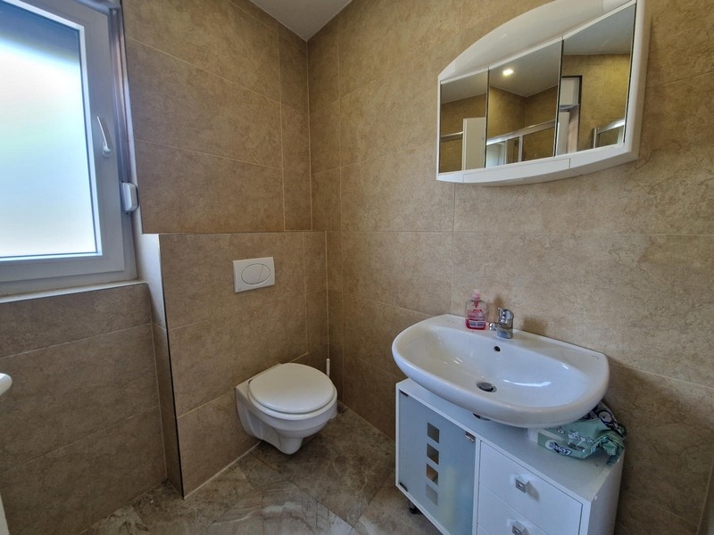 Badezimmer mit Toilette und Waschbecken