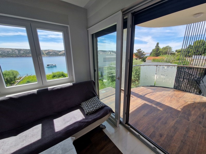 Wohnbereich mit Meerblick und Zugang zum Balkon