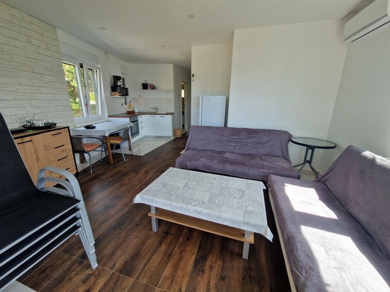 Wohnzimmer mit offener Küche