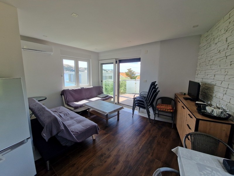 Wohnzimmer mit Ausgang zum Balkon