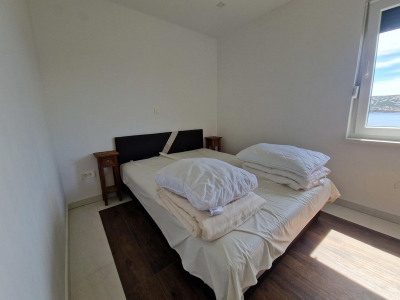 Schlafzimmer mit Fenster und Meerblick