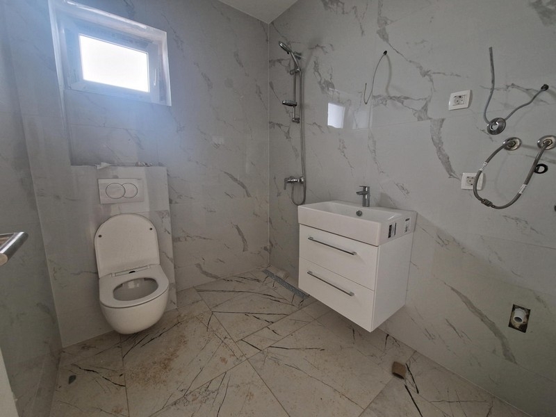 Badezimmer mit Dusche und Fenster