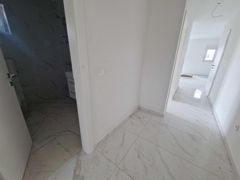Flur mit Blick ins Badezimmer