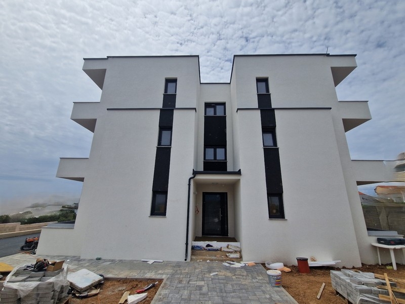 Eingangsbereich des Neubaus in Novalja