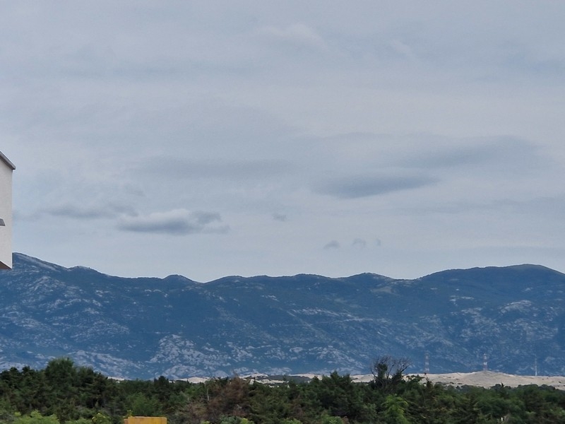 Blick auf das Meer und das Velebit-Gebirge