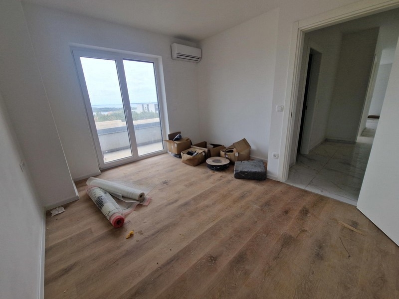 Schlafzimmer mit Parkettboden in der Neubauwohnung