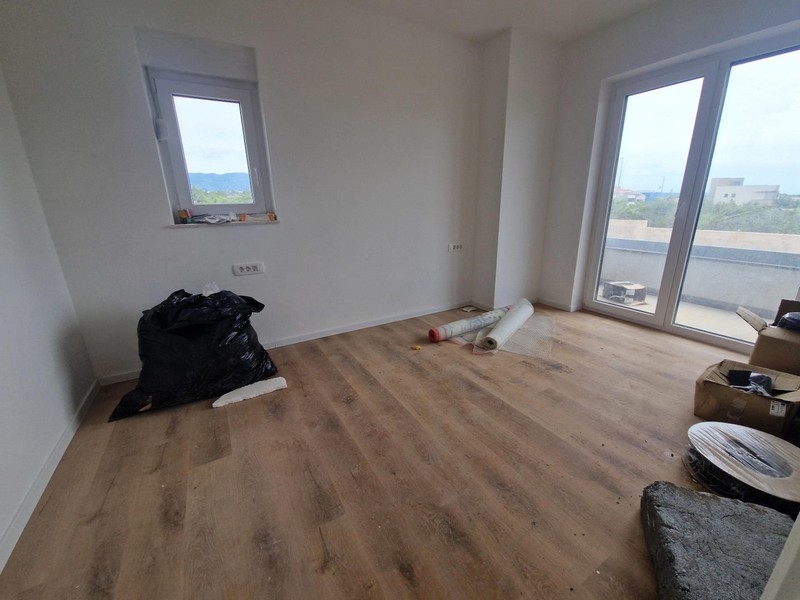 Helles Zimmer mit Parkettboden und Terrassentür