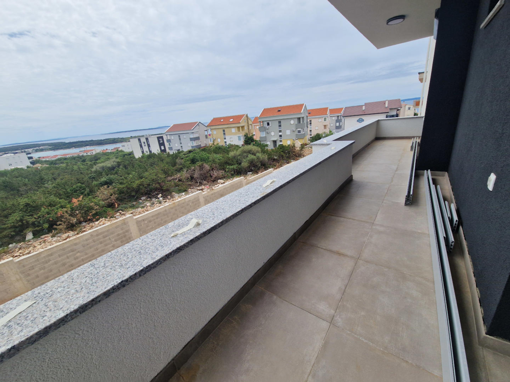 Terrasse mit Meerblick einer Neubauwohnung in Novalja