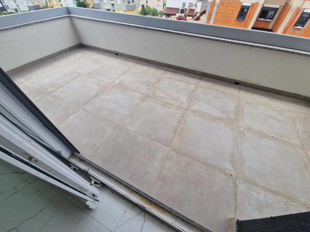 Große überdachte Terrasse der Wohnung