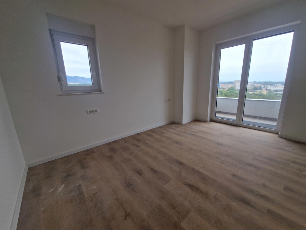 Schlafzimmer mit Fenster und Ausblick