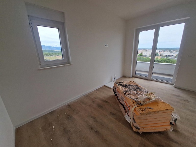 Zimmer mit Dachfenster und Ausblick
