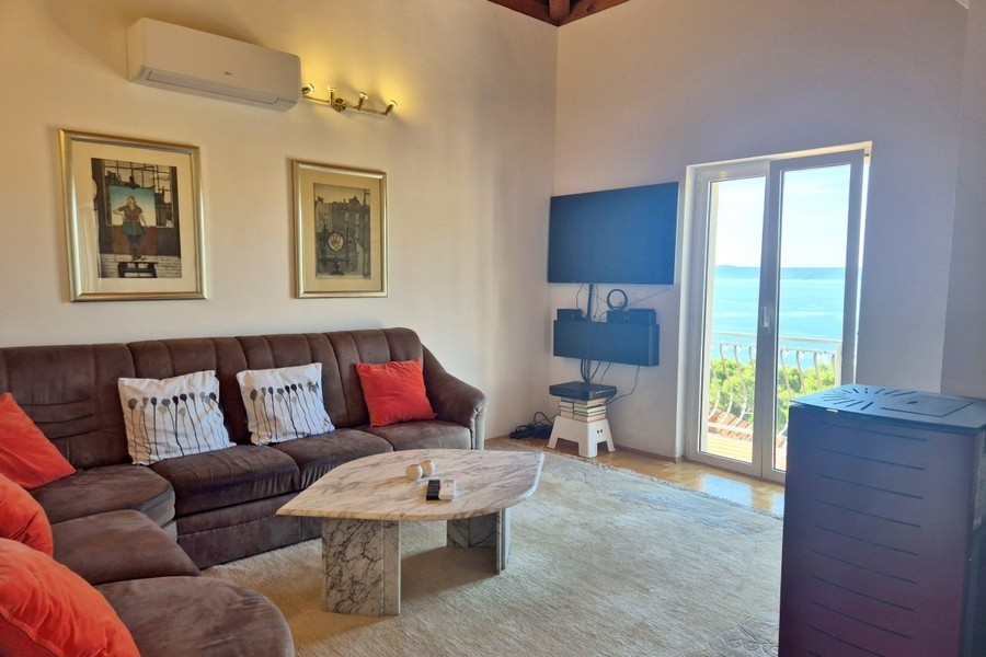 Wohnzimmer mit Balkonzugang und Meerblick