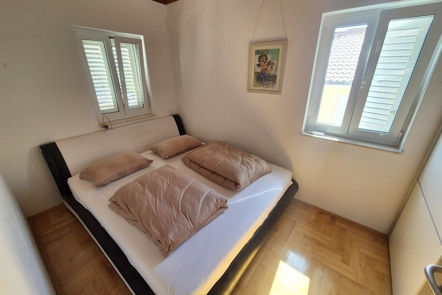 Helles Schlafzimmer mit Doppelbett