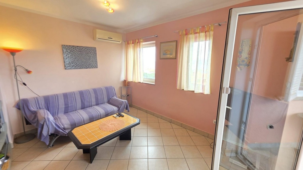 Wohnzimmer mit Sofa und Klimatisierung