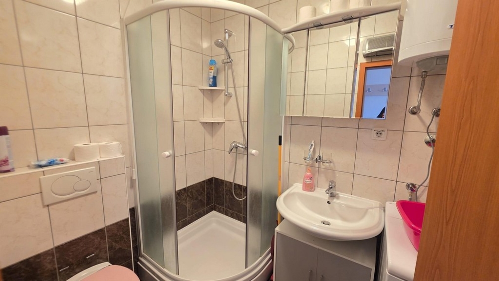 Badezimmer mit Dusche in Kroatien