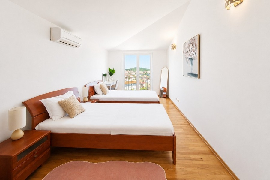 Schlafzimmer mit zwei Einzelbetten