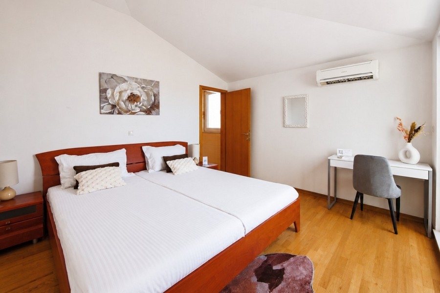 Schlafzimmer mit Doppelbett und Arbeitsplatz