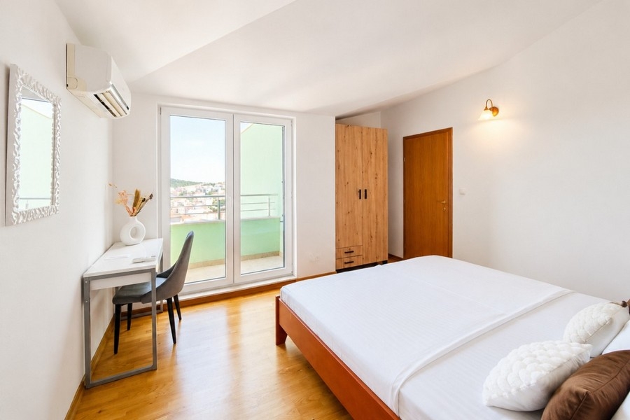 Schlafzimmer mit Balkonzugang und Meerblick