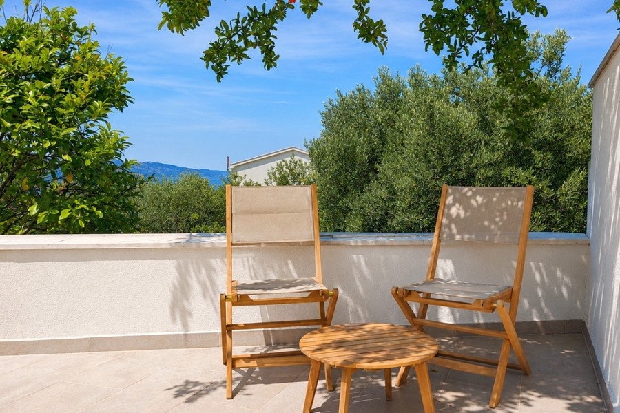 Terrasse mit Liegestühlen und Meerblick