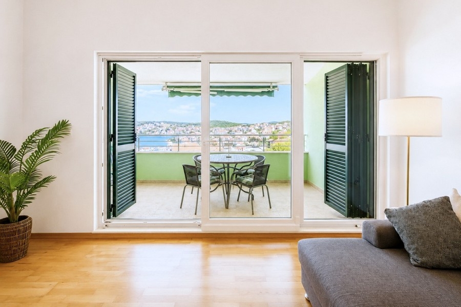 Balkon mit Sitzgelegenheit und Meerblick