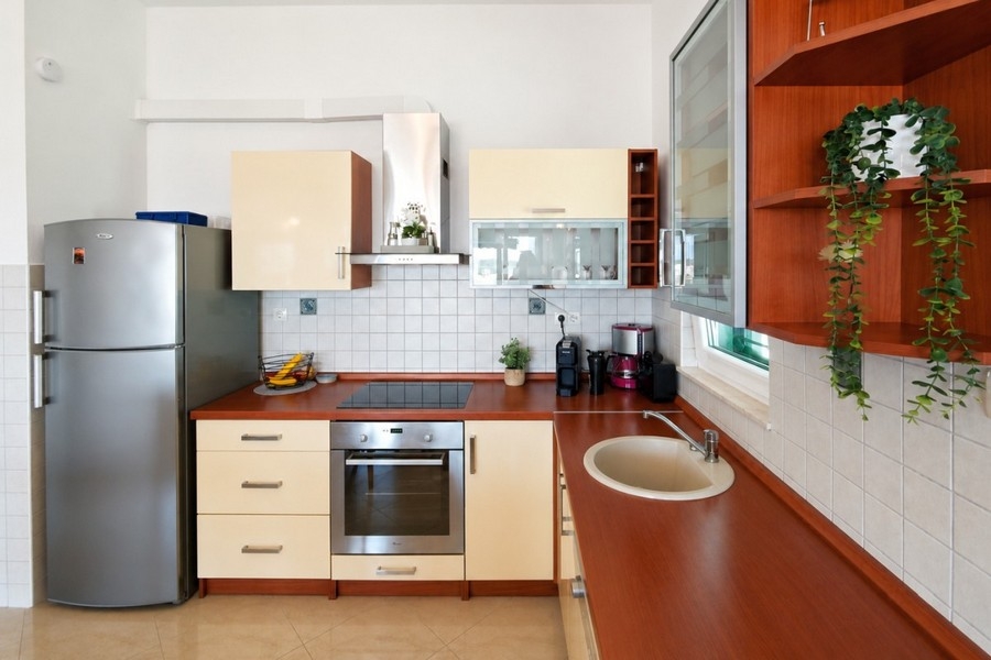 Küche mit Backofen und Kühlschrank