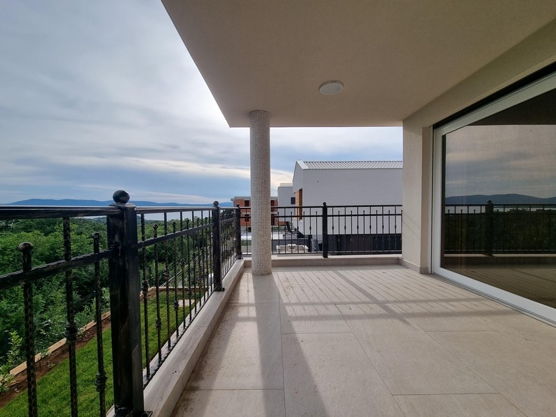 Balkon mit Meerblick der Neubauwohnung in Njivice, Kroatien