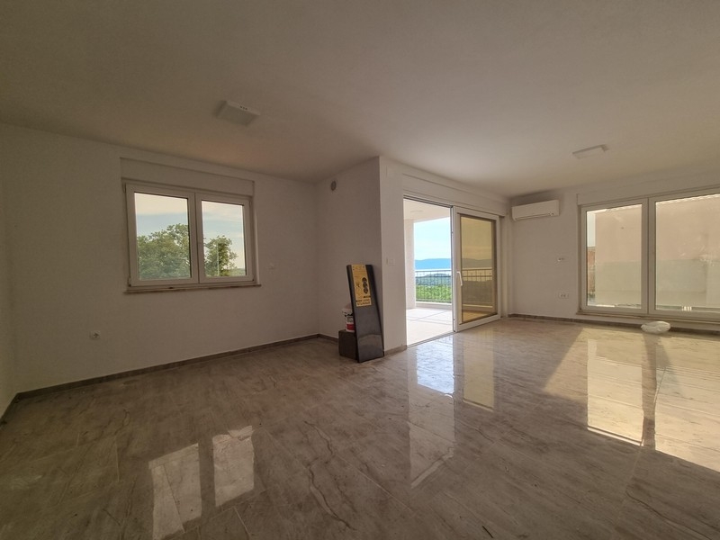 Heller Wohnbereich der Neubauwohnung in Njivice auf Krk