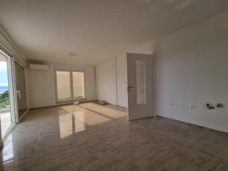 Helles Zimmer der Neubauwohnung in Njivice auf Krk