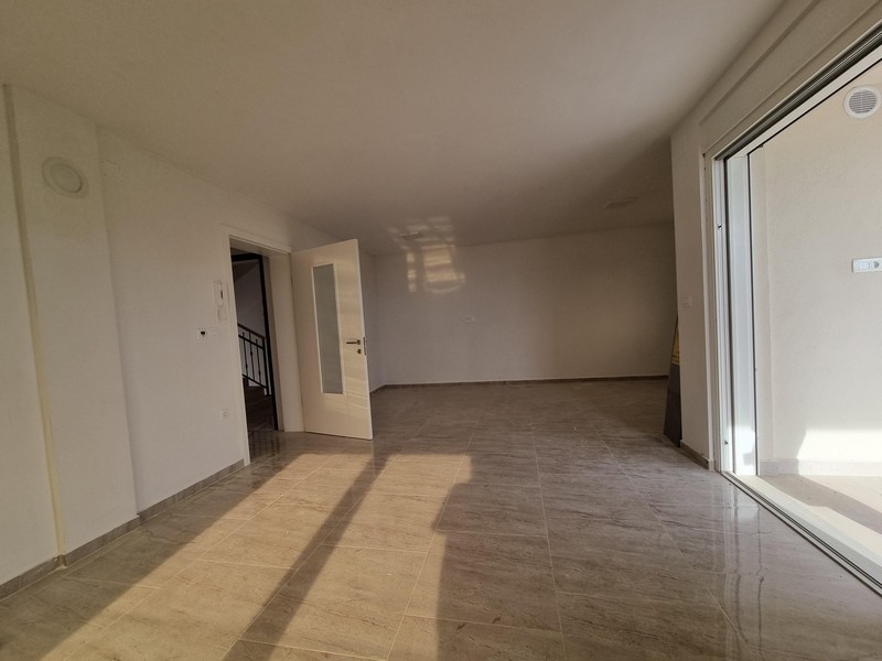 Wohnraum der Neubauwohnung mit Balkonzugang in Njivice