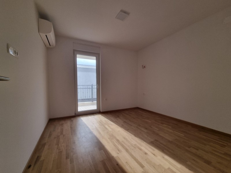 Schlafzimmer der Neubauwohnung in Njivice auf Krk