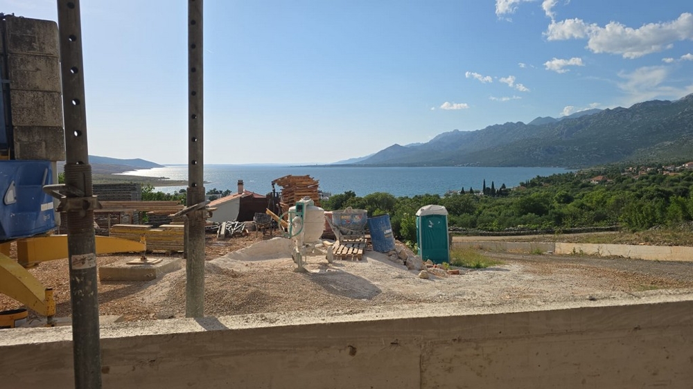 Blick über die Adria auf das Velebit-Gebirge