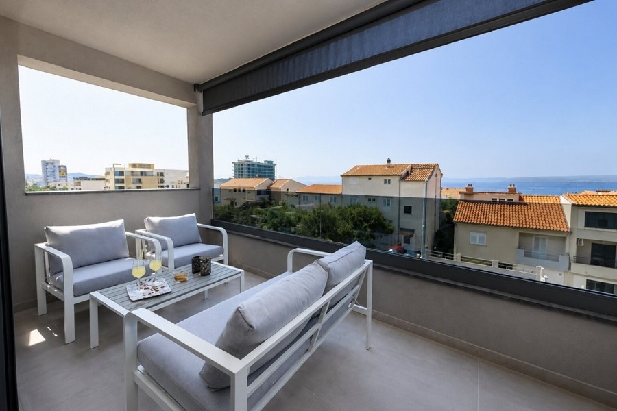 Überdachte Terrasse mit Loungemöbeln und Meerblick in Makarska