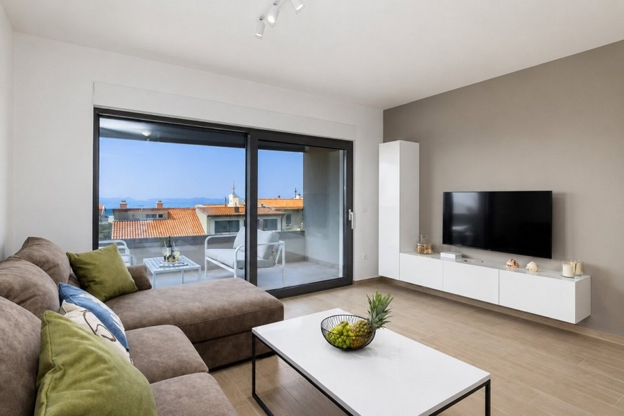 Wohnbereich mit Zugang zur Terrasse und Blick auf das Meer