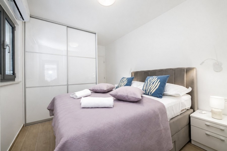 Schlafzimmer mit Doppelbett und Einbauschrank