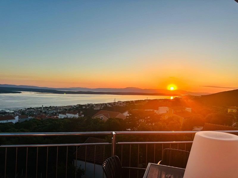 Panoramablick auf das Meer bei Sonnenuntergang in Crikvenica