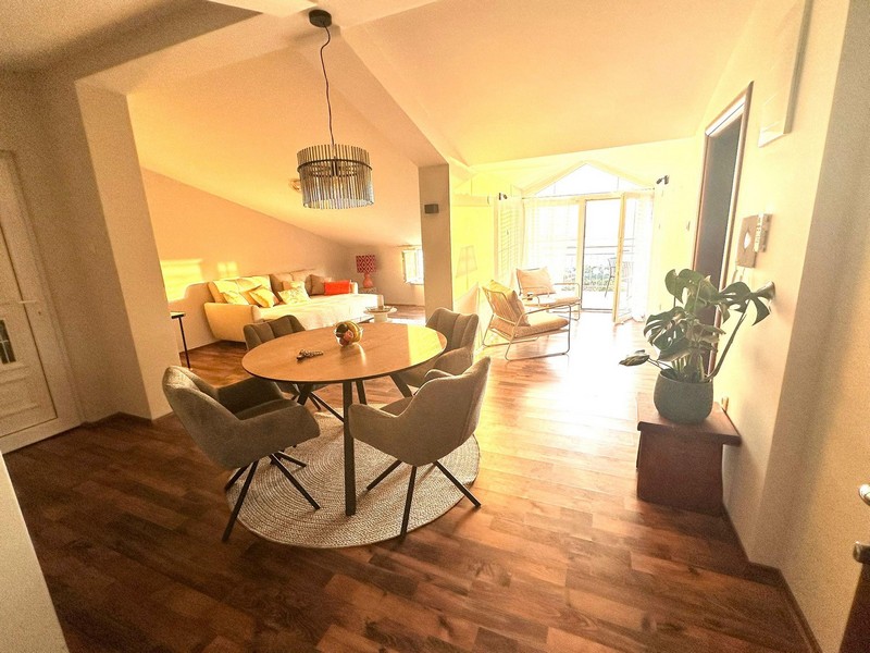 Offener Wohnbereich mit Zugang zum Balkon
