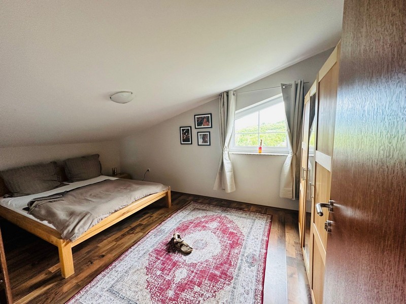 Schlafzimmer mit Doppelbett und Kleiderschrank
