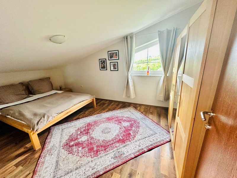 Schlafzimmer mit Dachschräge und Fenster